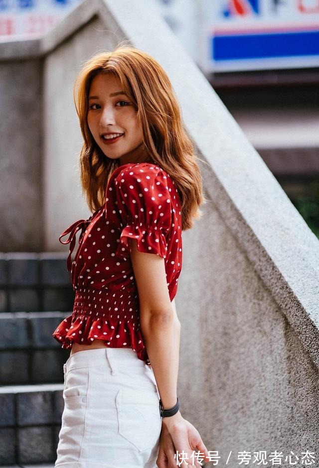 优雅 红色波点小衫是法式浪漫的精髓,展现女性的优雅大气