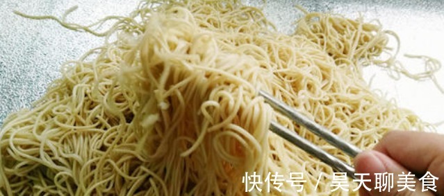 黄瓜|做凉面，煮熟后不要泡冷水，学会2招，面条爽滑筋道，又香又入味