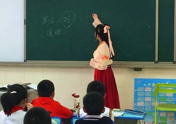 数学老师!各科老师穿“汉服”讲课,语文老师仙气飘飘,历史老师是来搞笑的