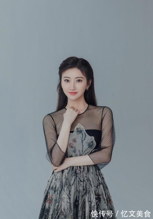 神秘感|美女穿搭:神秘感连衣裙,演绎性感的魅力,捉摸不透