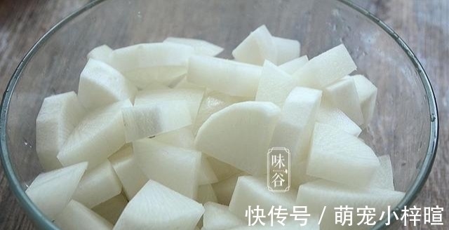 秋天进补,它跟萝卜是绝配,营养互补不怕冷,炖一锅特馋人