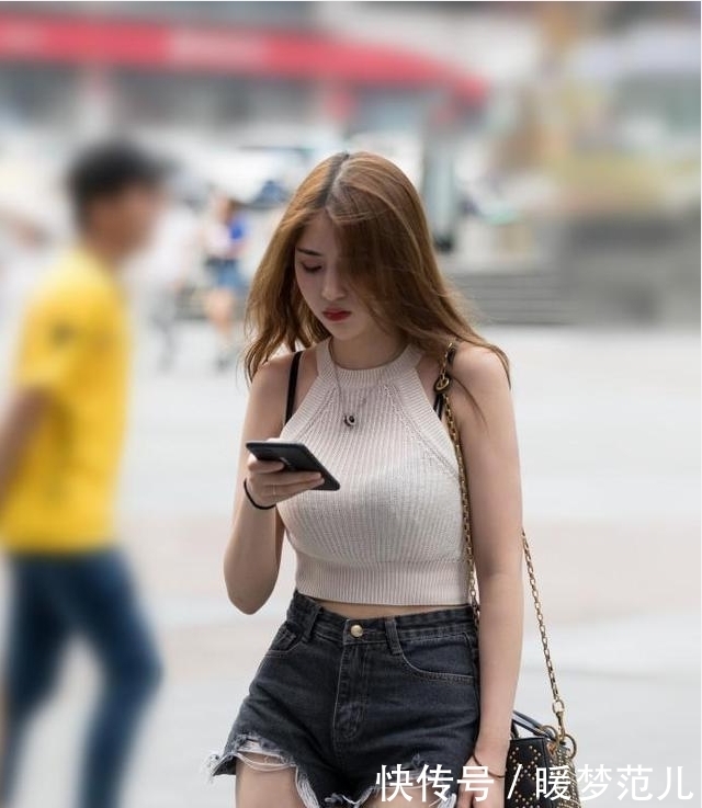 街拍:美女身穿一字肩上衣搭配半身裙,绰约多姿,千娇百媚