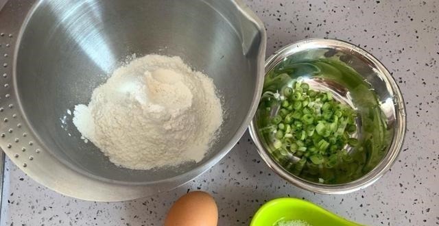 早餐推荐营养健康的鸡蛋饼，简单几步帮你搞定，快来学！