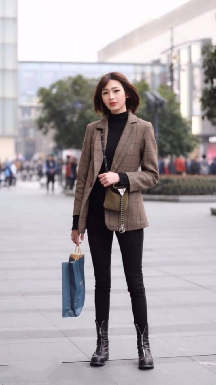 街拍|路人街拍,此款裙子看起来很有层次感,而且很显身材