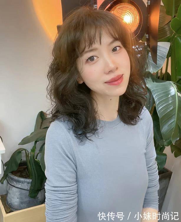 女人|50多岁的女人,尽量别剪“大妈头”,这几款短烫发值得尝试