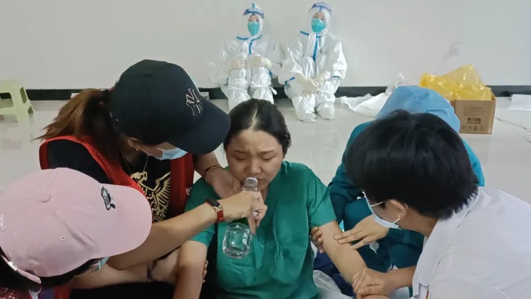 检测|郑州一女医护连续采样9小时晕倒，醒来哭着说的这句话让人心疼