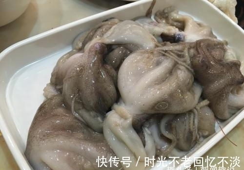 瓶子|男子把两个八爪鱼塞进瓶子里，煮了50分钟，然后切开！