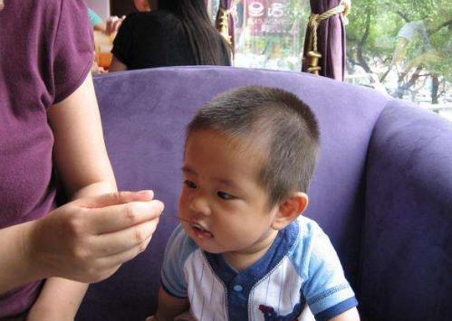 坑娃|被称为“幼儿杀手”的2种食物,很多家长还天天给娃吃,坑娃!