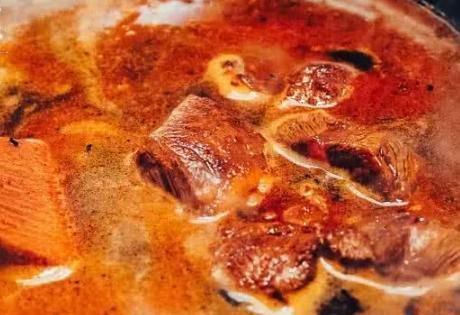 炖牛肉时,先焯水还是直接炖?学会这1招,牛肉软烂易嚼无腥味