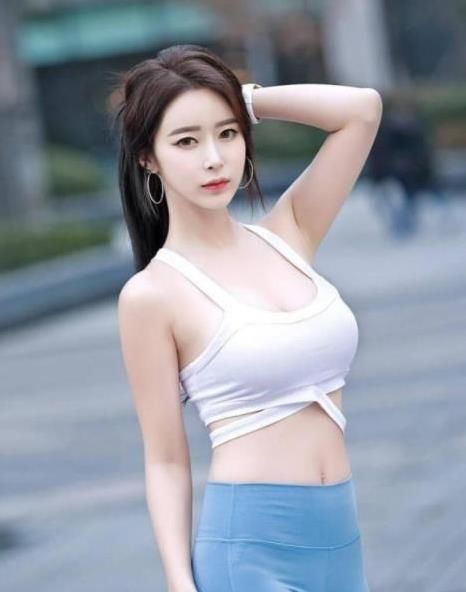 时尚美女一貌倾城,有着浓浓的小清新范,打造完美聪慧风