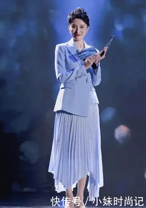 周涛不愧是主持一姐 穿黑色中国风服装好柔美 猛一看以为25岁