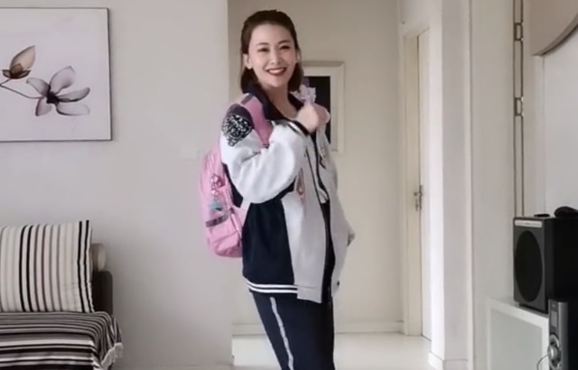 衣服|二胎妈妈穿孩子们的衣服，显得活力满满，网友：宝妈好年轻