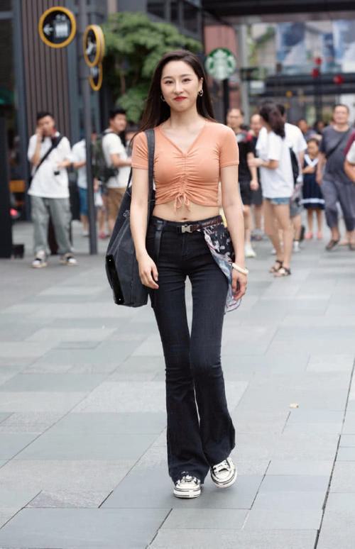 腰间|街拍腰间缠了一条丝巾这是什么个穿搭小姐姐这也太潮了吧