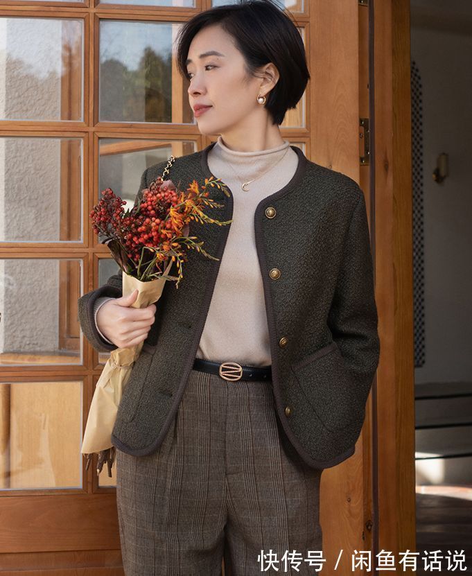 女人 女人到了中年,都该拥有一件“小香风外套”,搭裙子裤子都显气质