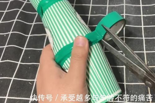 一次性纸杯我从来不扔，把3个纸杯底部剪开，粘在一起还有这妙用