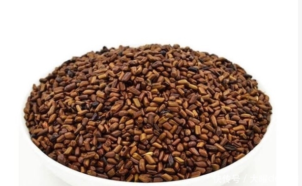 妇科中医:女人过了45岁,常用3种食材泡水喝,养子宫、延缓衰老