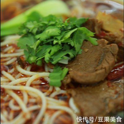 走,嗦粉去!给你做一碗超勾人食欲的大片牛肉米粉