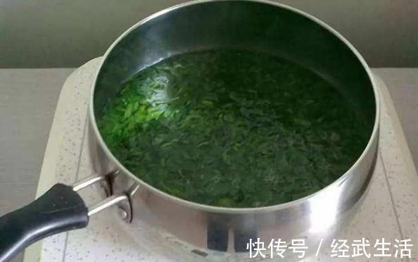 热水泡脚|睡前用艾叶水泡脚，坚持三天一次，一段时间后，三个问题悄悄改善