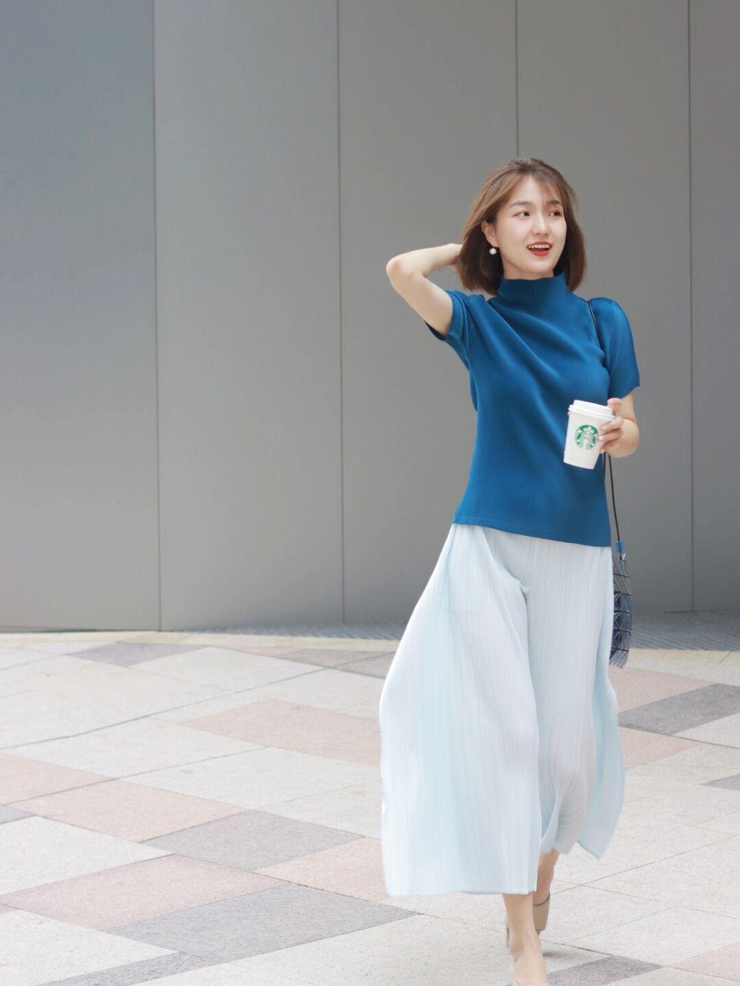 博主|早秋穿搭值得,针织衫搭配半身裙或牛仔裤,轻松穿出名媛气质