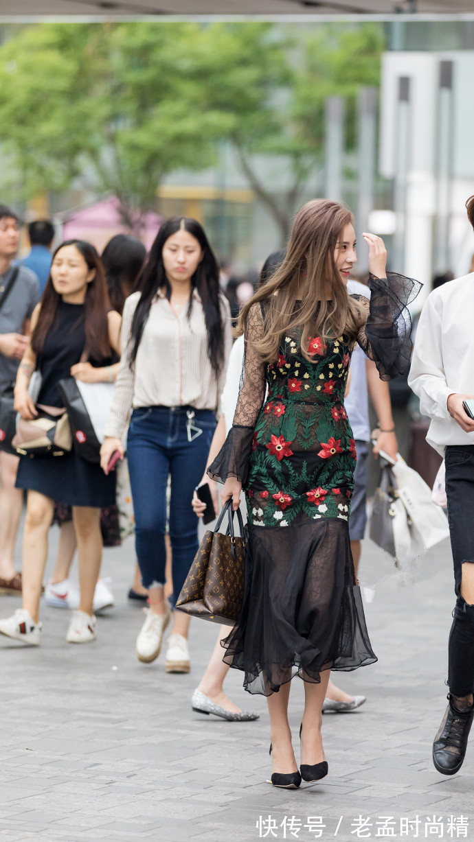 搭配|北京街拍,几款休闲青春范的夏季搭配,你更喜欢哪一款?