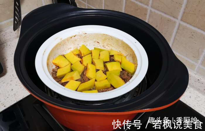 大米别蒸着吃了,配1斤五花肉如此做,简单营养又解馋,越吃越香