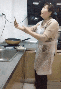 |搞笑GIF:单身久了 还有哪项秀恩爱的姿势不会