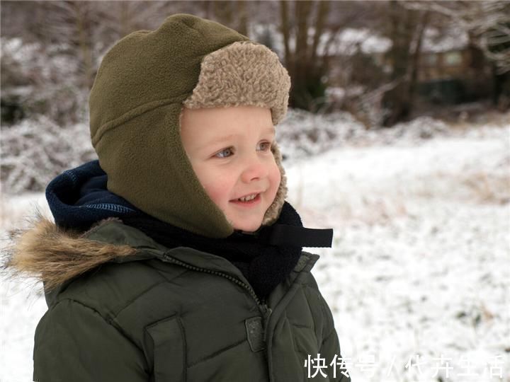 霸气|霸气萌娃在医院输液火了，背着手“视察工作”，领导范十足