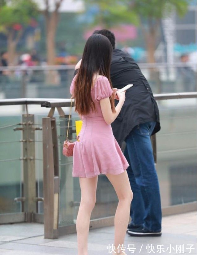 气质 气质小姐姐穿上粉色开领连衣裙,青春甜美,很有时尚气质