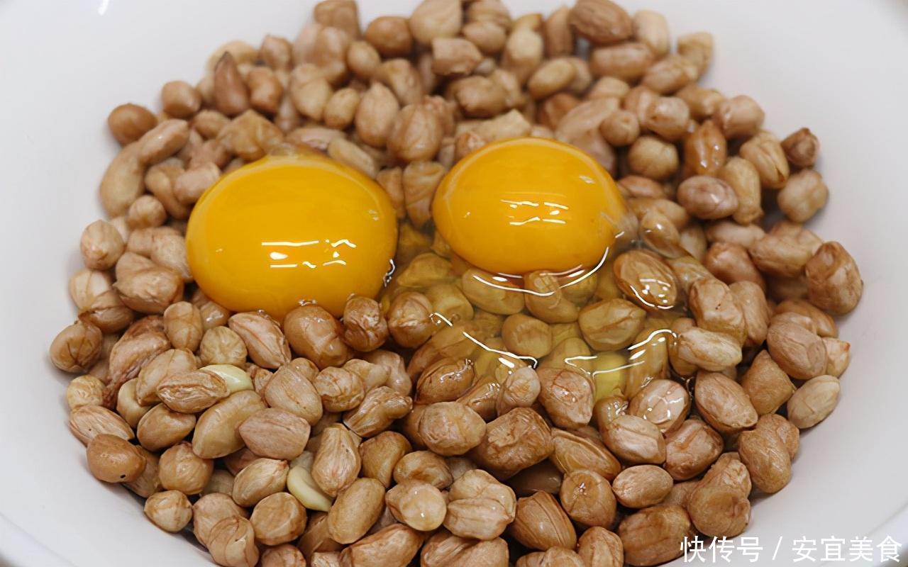 花生里加2个鸡蛋,酥香脆口,3块钱一大盘,还可当作小零食