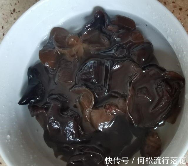 素炒木耳秀珍菇,青爽可口,老少皆宜