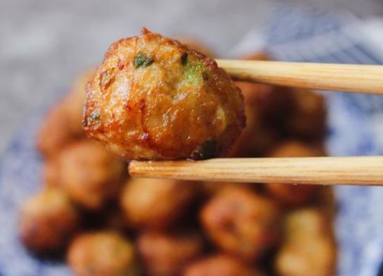 大妈教你炸肉丸，多一样会爆汁，不油腻不上火，外焦里嫩，抢着吃