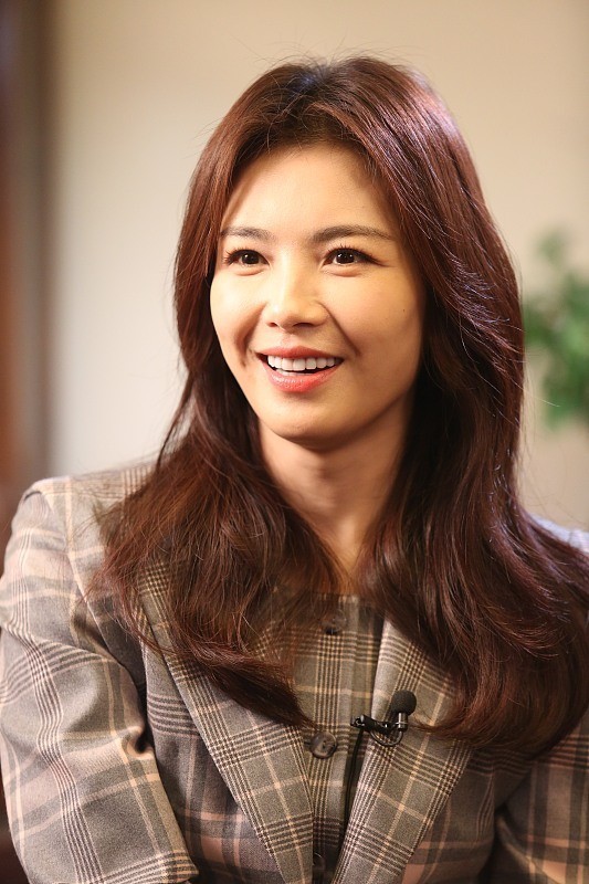 女强人|刘涛生图加淡妆也很美, 身穿“职场装”好大气, 挺有女强人风范