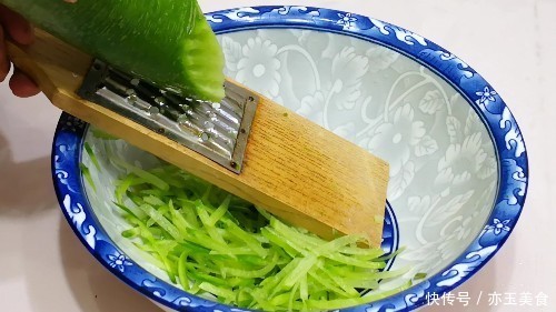 做萝卜丸子,有人用淀粉,有人用面粉,都不对!这才是正确做法