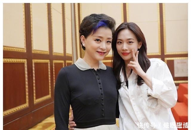 撞色|52岁杨澜保养得真好,黑白撞色连衣裙简约知性,蓝发挑染添俏皮