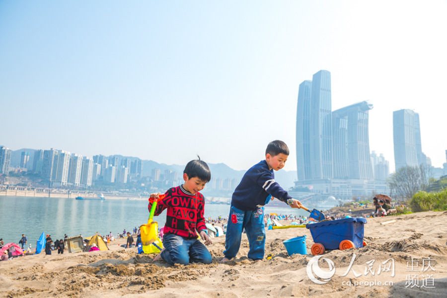 重庆：长江水位下降 江滩成新景