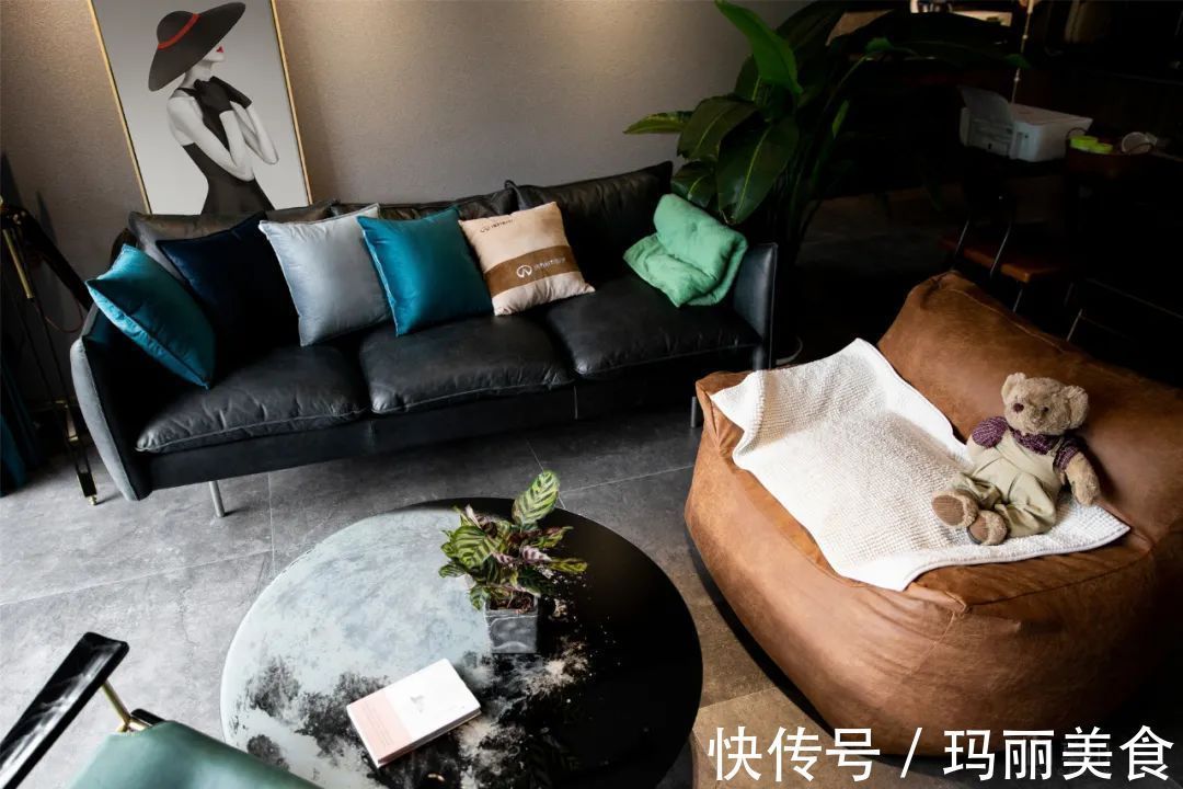 深木色|99㎡现代工业风,85后女神的家,满屋高级灰,绿植清新点缀