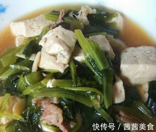 白菜炖豆腐|白菜炖豆腐，先炒白菜或者先炒豆腐都不对，这样才好吃