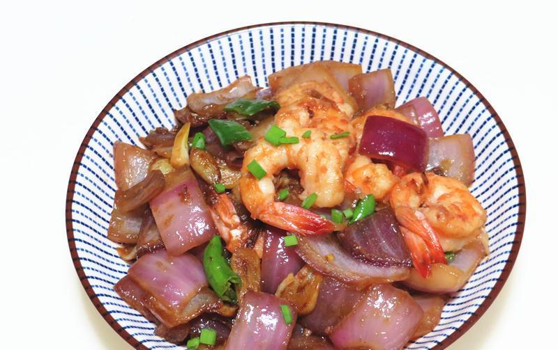 晚餐两道菜,一虾两吃,还烤了地瓜当主食,娘俩吃嗨了,舒服