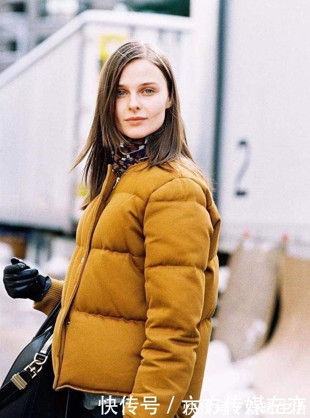 穿搭|女人买羽绒服，就选这3个颜色，显白显年轻，明年穿都不过时