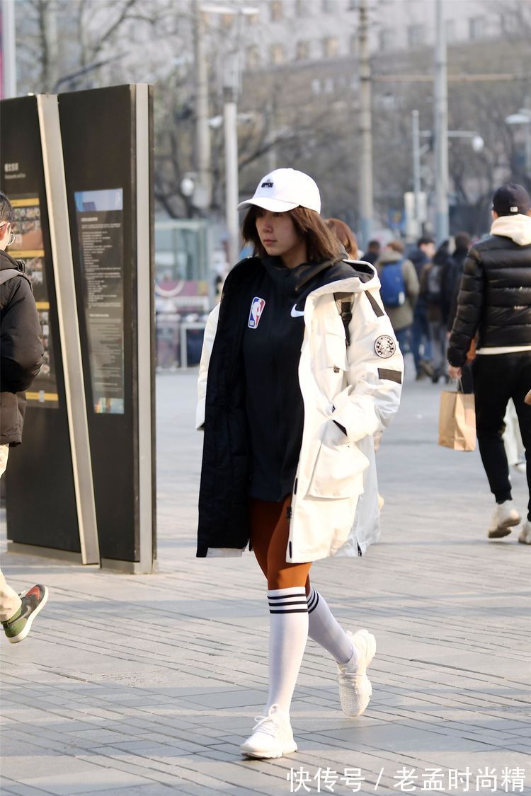 美女|街拍：小姐姐蓝紫色的羽绒服，搭配黑色裙子和打底裤，时尚靓丽！