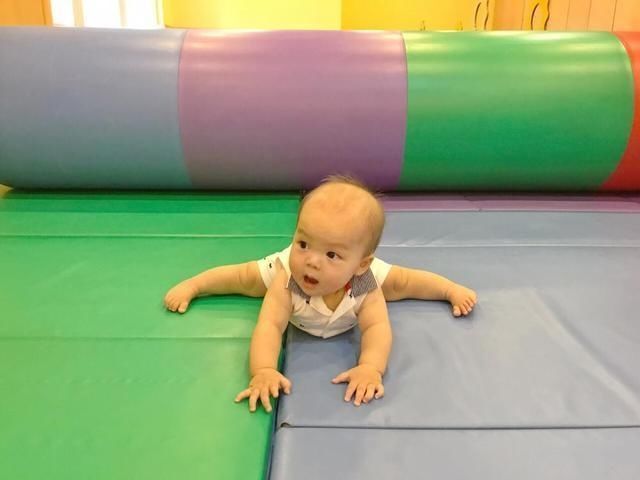 诚诚|孩子学走路前,学会爬真的很重要吗?儿科医生发言了