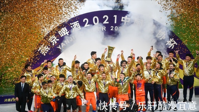 海港|山东泰山勇夺双冠王的背后,明面是郝伟换人的神奇,实则另有其因