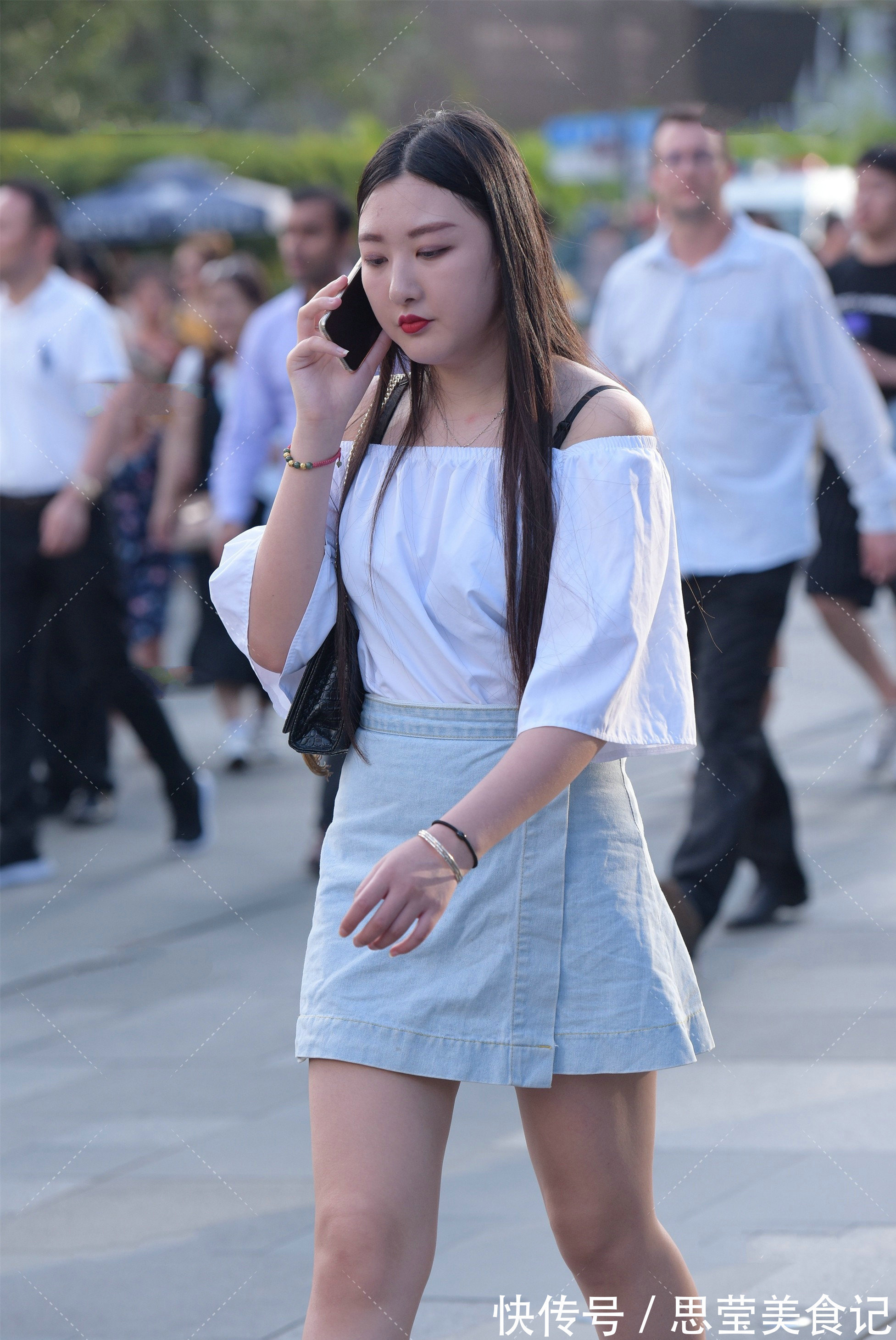 一字肩 白色一字肩搭配蓝色裙子,看起来可爱又有活力