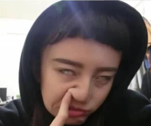 青春期女生“最伤鼻子”的3动作,自认为很舒服,难怪异性缘会归0