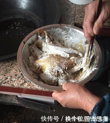 农村美食，这样的炸鱼方式，还是头一次见！