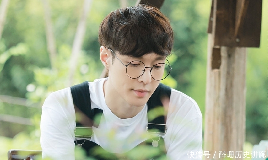 张艺兴|向往的生活变嗑糖大会？杨紫张艺兴甜蜜互动，连黄磊都忍不住催婚