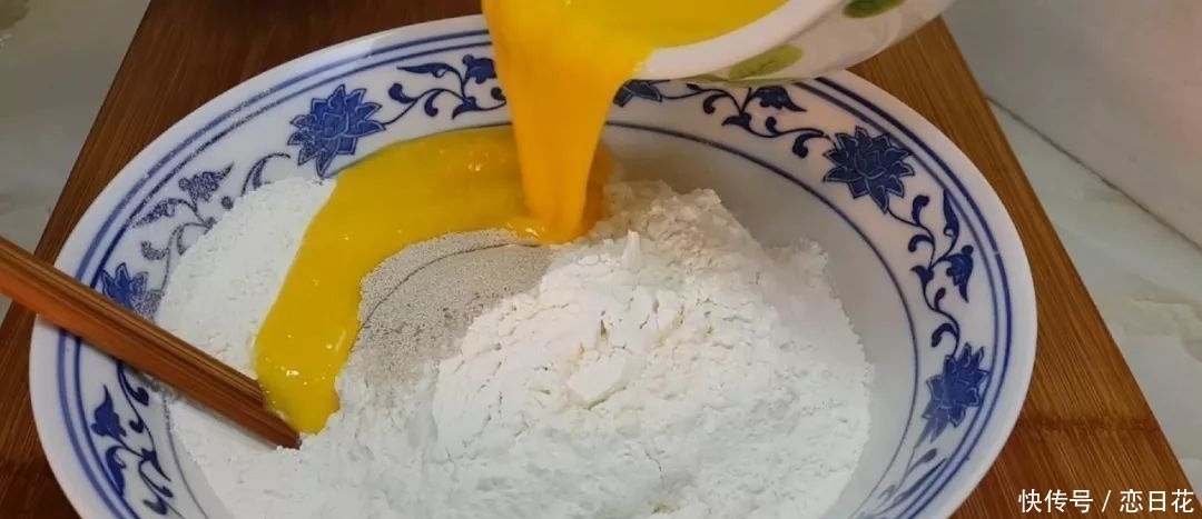 面粉一斤,鸡蛋两个,筷子搅拌一下,教你做创意小油条,比麻花好吃