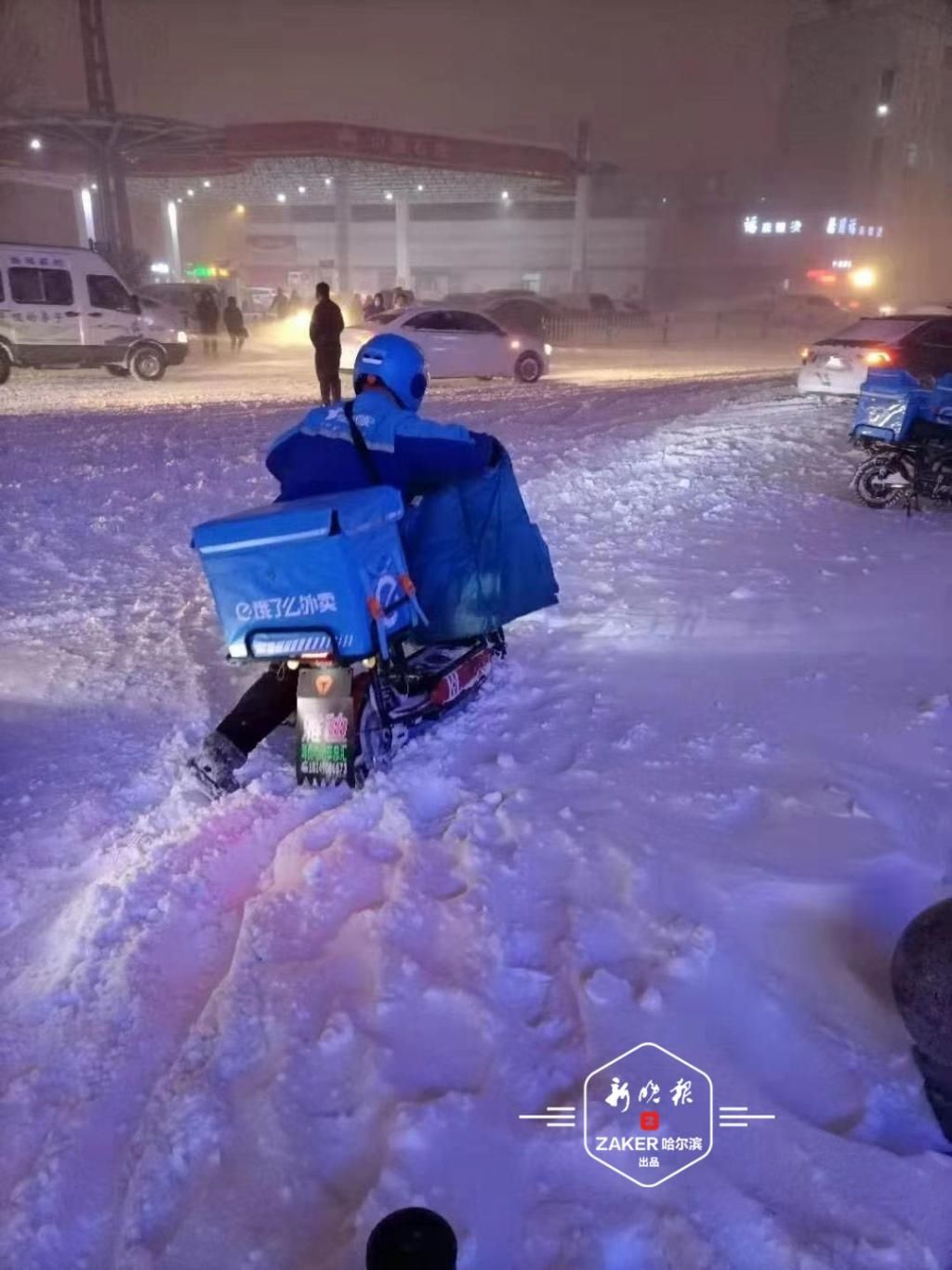 暴增|【冰城有冰雪，更有温度】暴雪天外卖订单暴增，送餐小哥从骑行到步行，辛苦并幸福着……