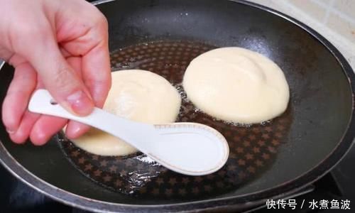 松软|不用烤箱，不用电饭煲，学会这样做蛋糕，松软香甜，10分钟就上桌