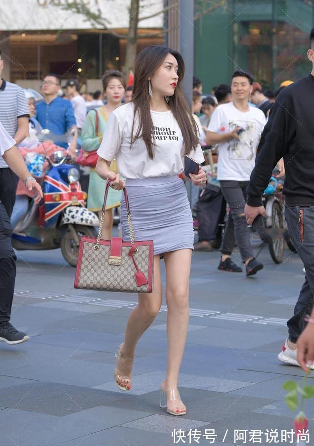 匀称|清秀可人的连衣裙美女,让你美成焦点,身材匀称